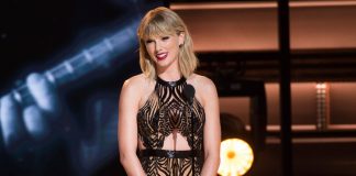 taylor-swift-shows-up-to-a-nashville-target-to-buy-her-album-and-fans-freak-out